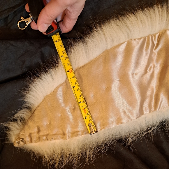 Real fur scarf shawl wrap, white fur with black tips, 40.5 inches long - Picture 10 of 15